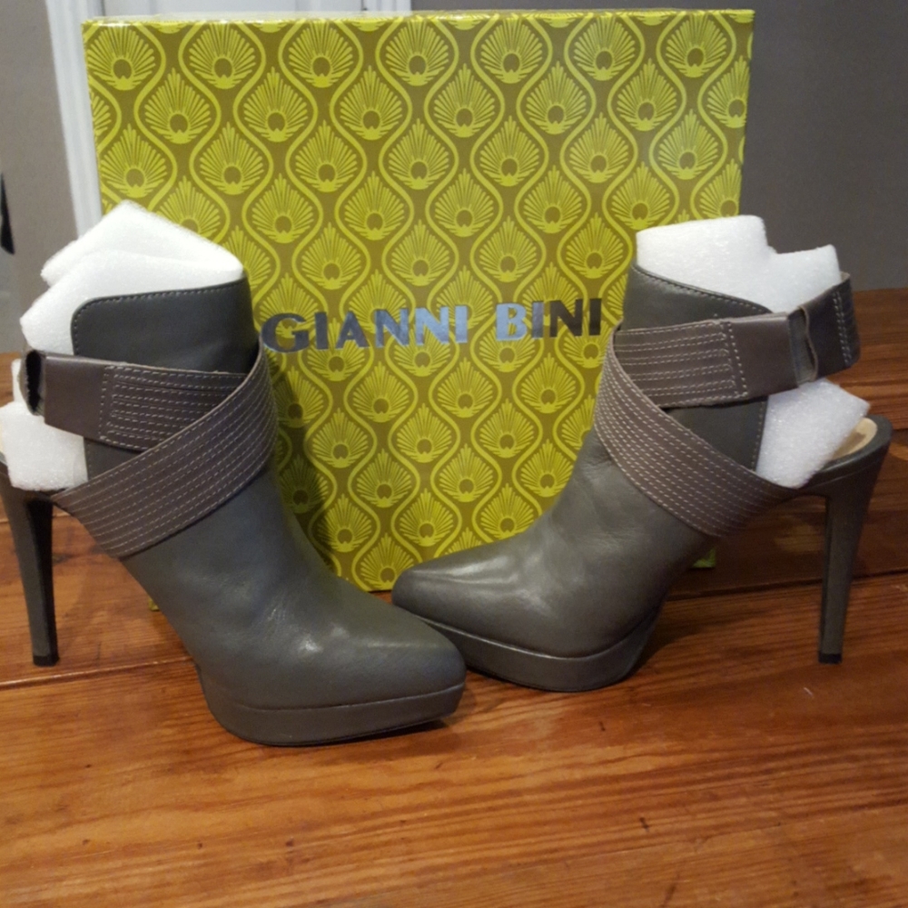 Gianni Bini Amberlee Gray Bootie, size 8